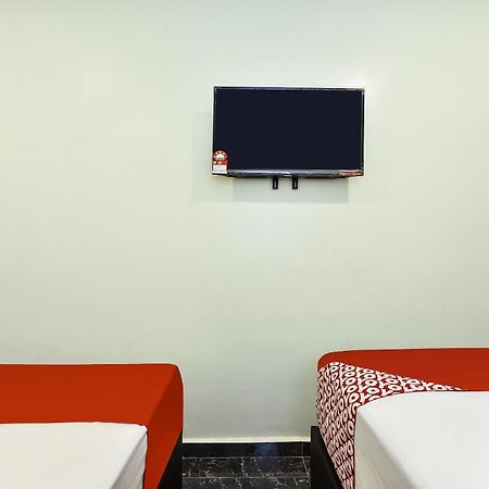Oyo 90445 Th Hotel Bahau Екстер'єр фото