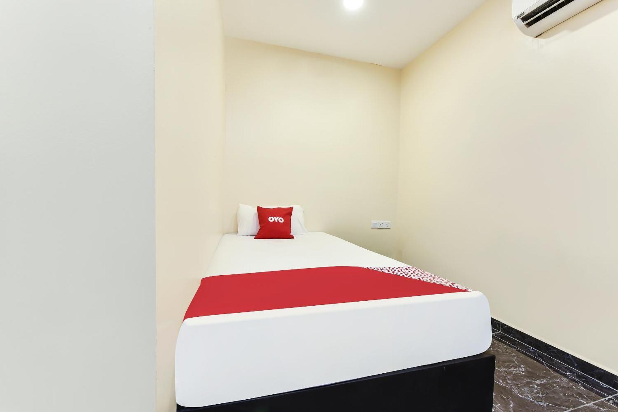 Oyo 90445 Th Hotel Bahau Екстер'єр фото