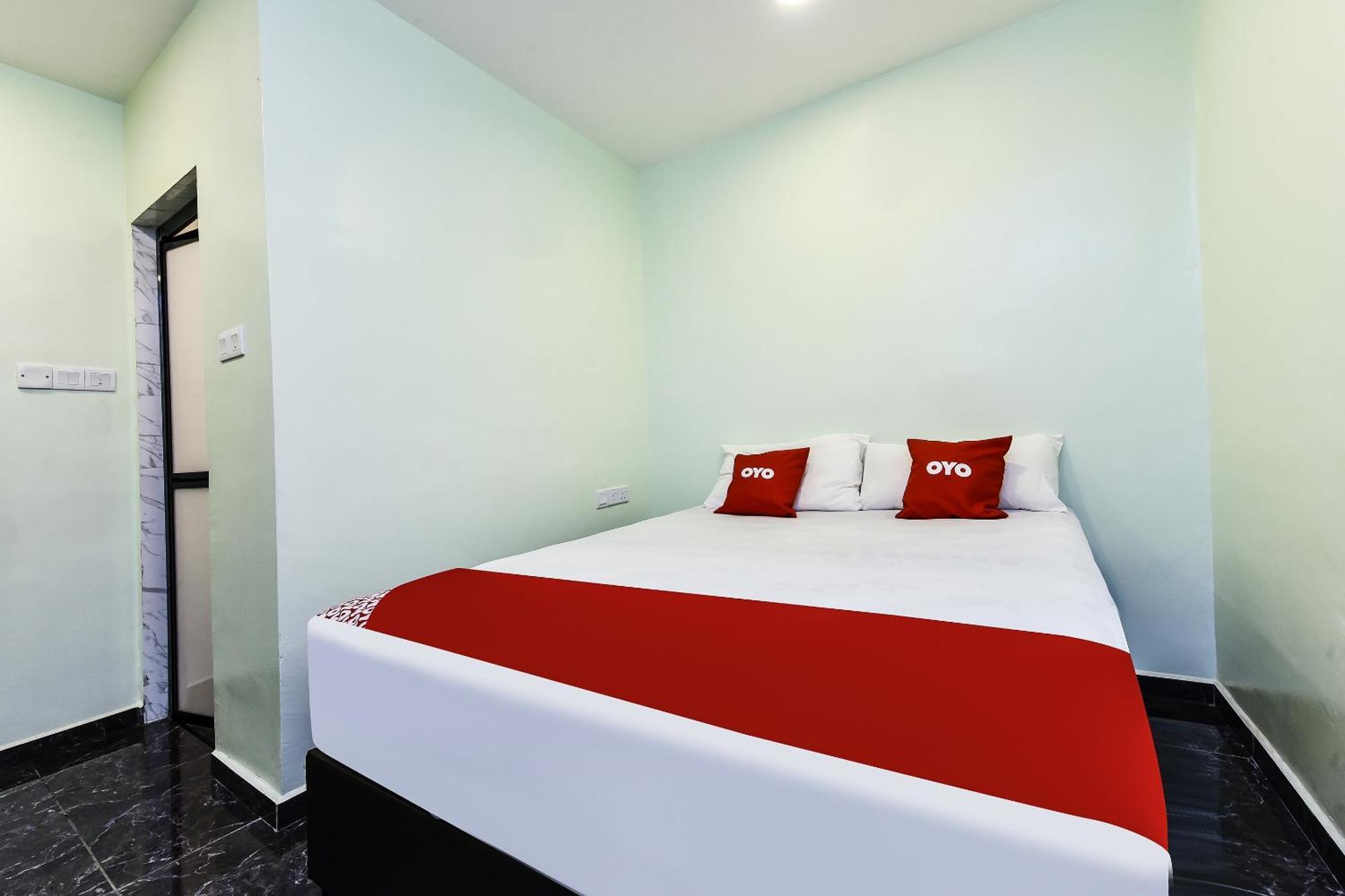 Oyo 90445 Th Hotel Bahau Екстер'єр фото