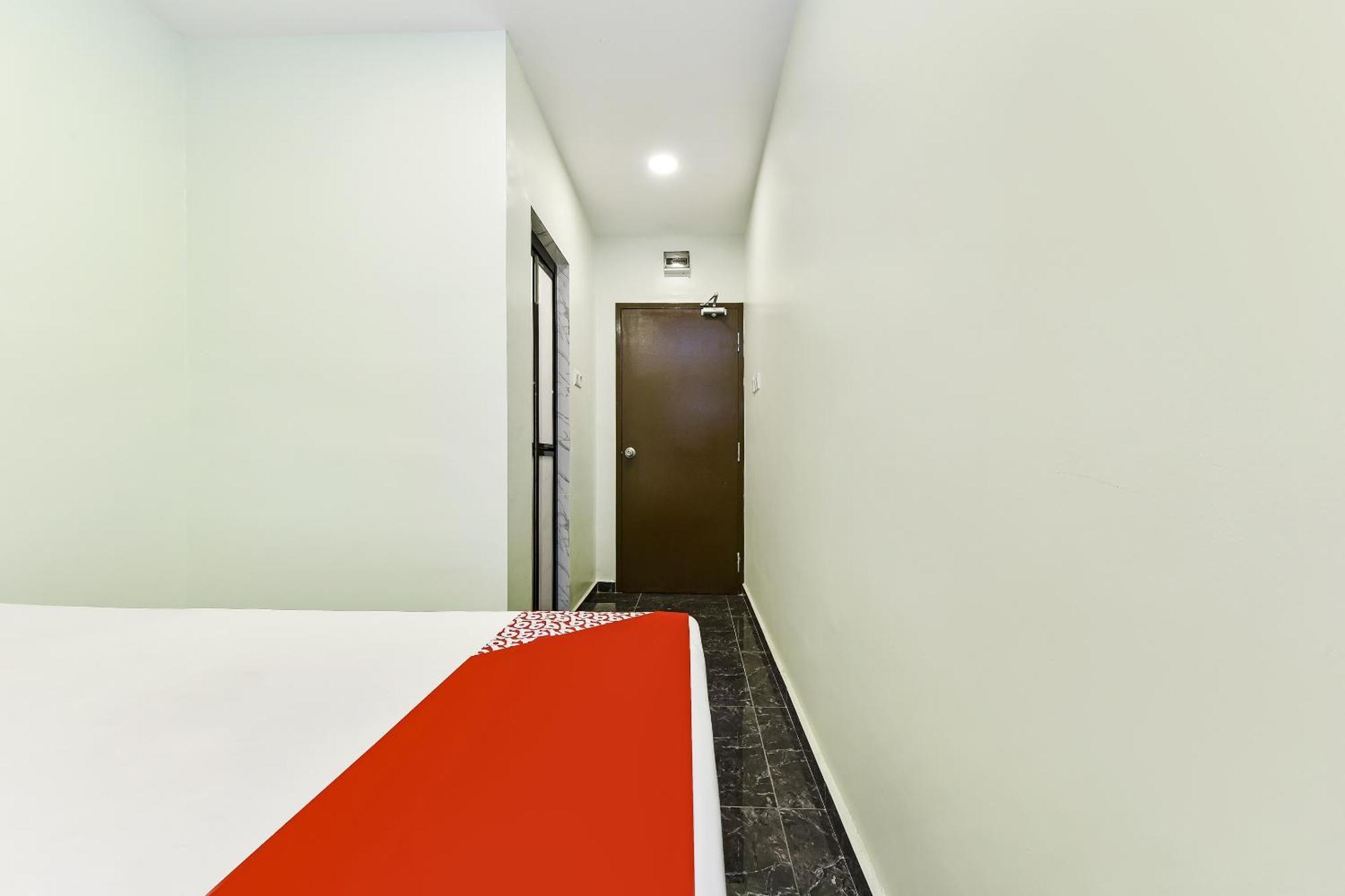 Oyo 90445 Th Hotel Bahau Екстер'єр фото