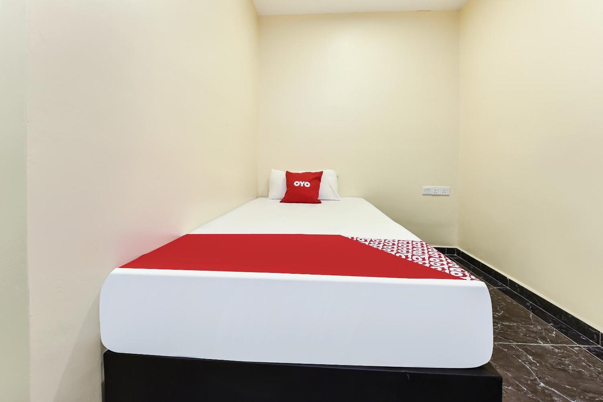 Oyo 90445 Th Hotel Bahau Екстер'єр фото
