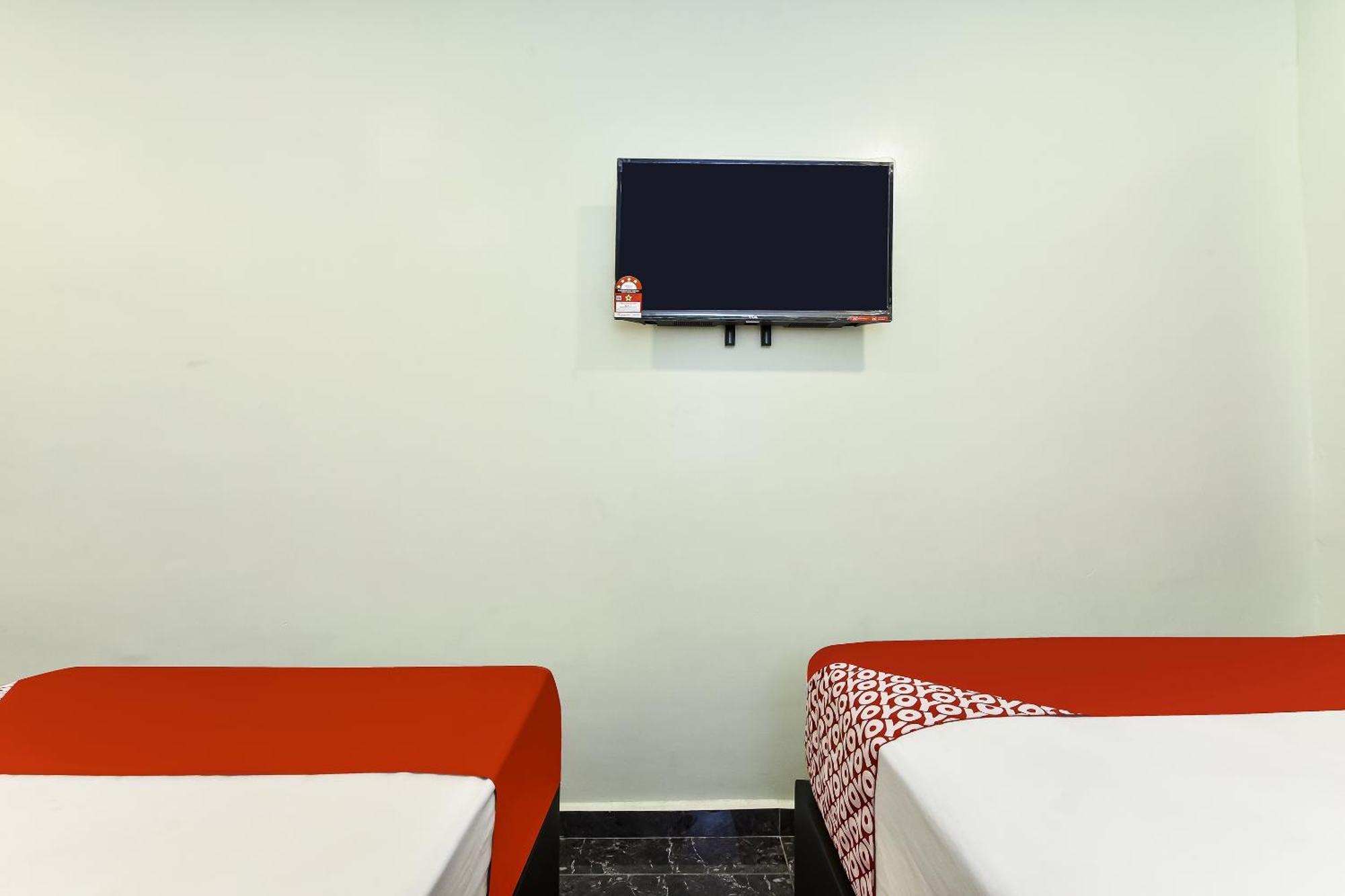 Oyo 90445 Th Hotel Bahau Екстер'єр фото