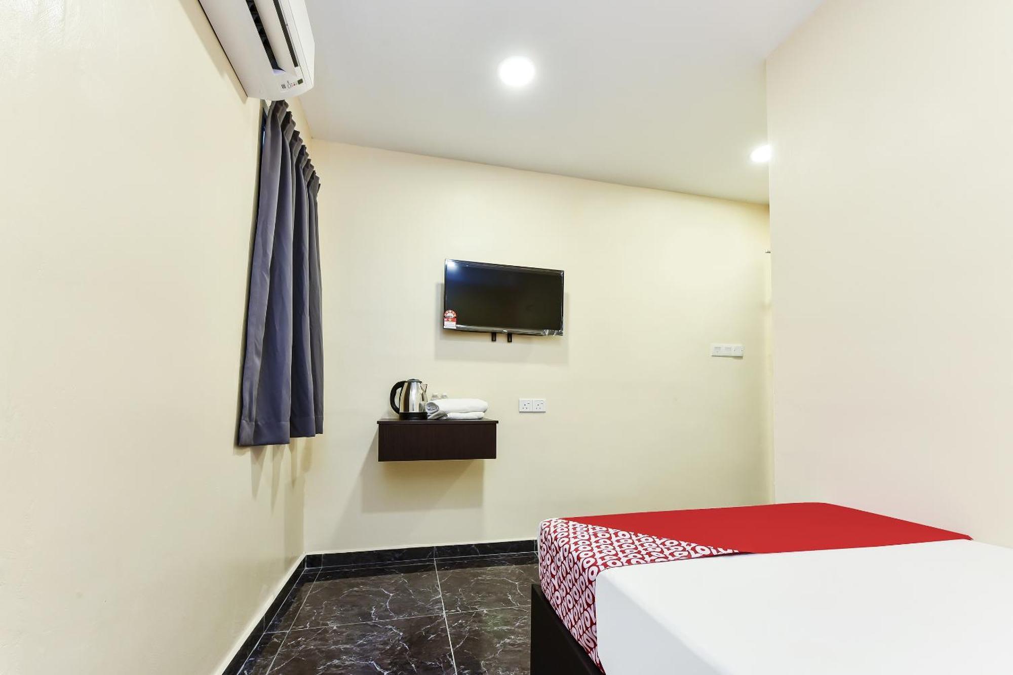 Oyo 90445 Th Hotel Bahau Екстер'єр фото