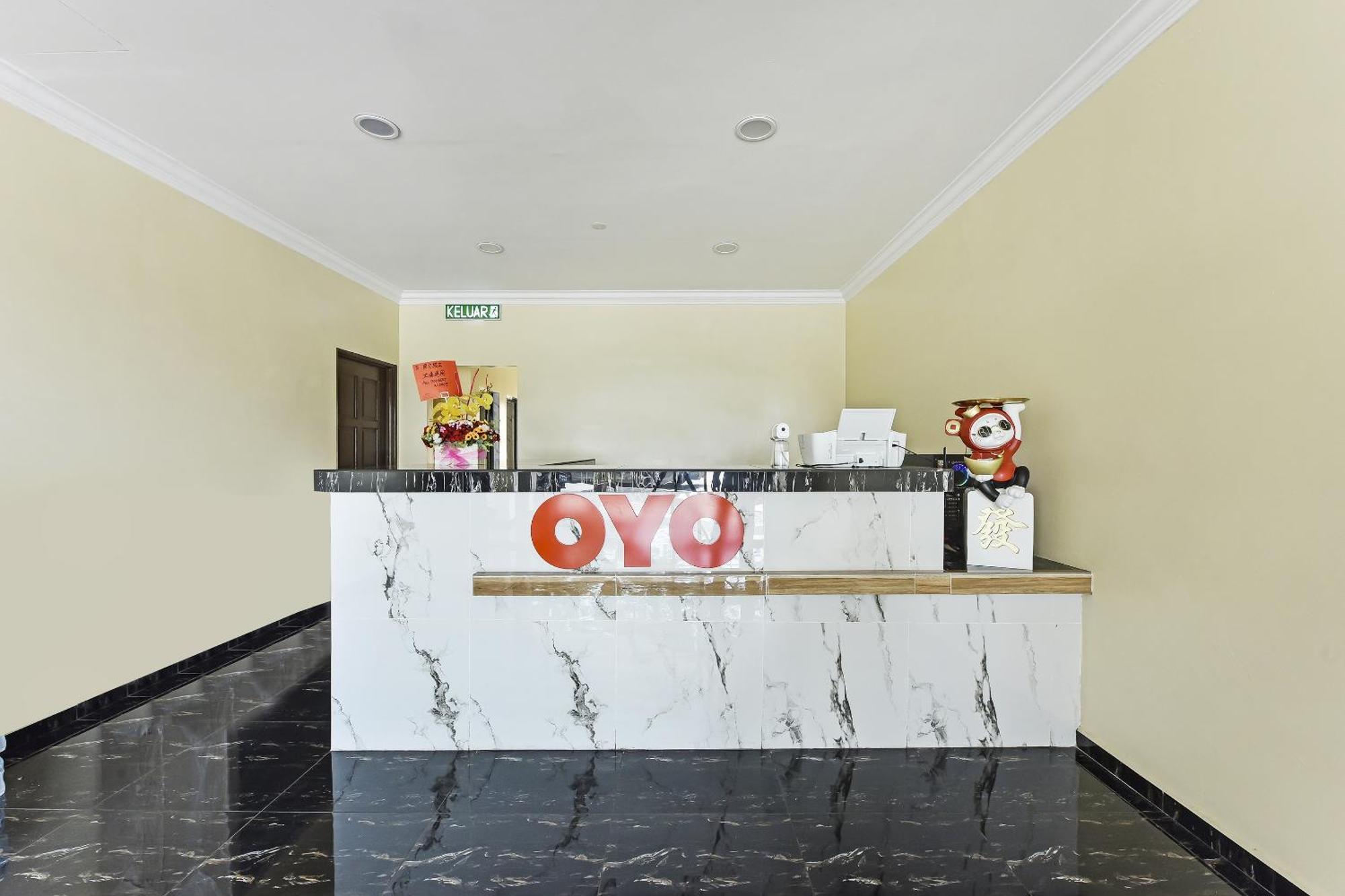 Oyo 90445 Th Hotel Bahau Екстер'єр фото