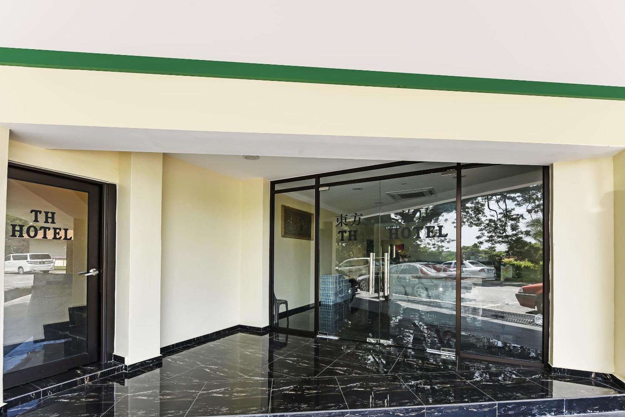 Oyo 90445 Th Hotel Bahau Екстер'єр фото