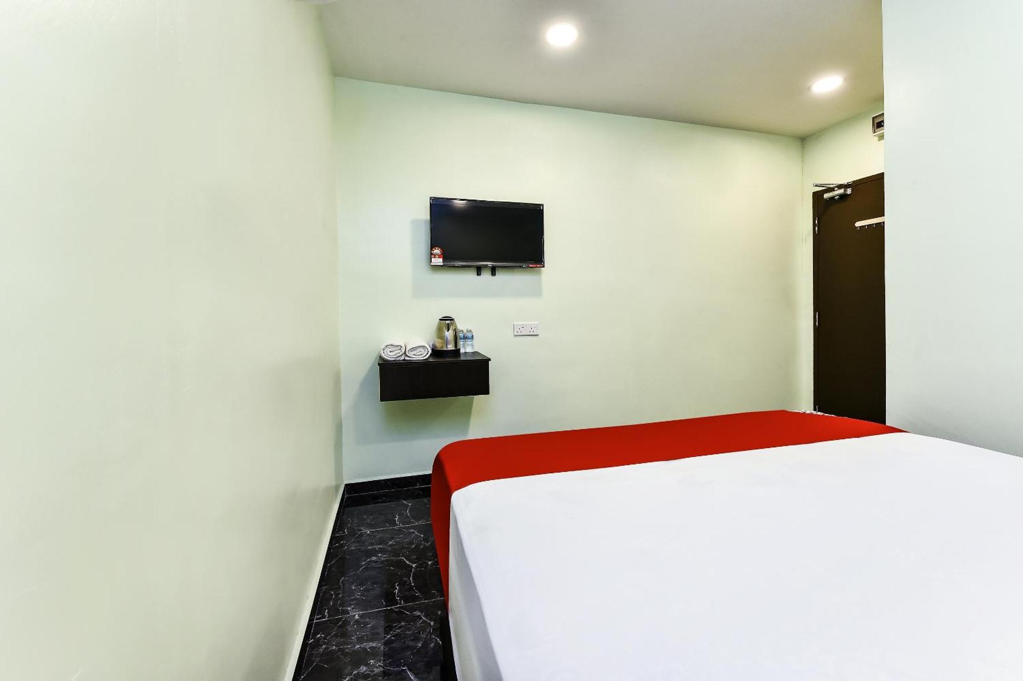 Oyo 90445 Th Hotel Bahau Екстер'єр фото